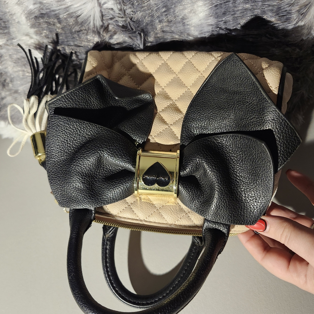 BETSEY JOHNSON Black and Cream Bow Accent Handbag